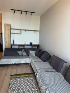 una sala de estar con 2 sofás grandes en una habitación en Gio, en Batumi