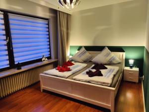 a bedroom with a bed with red pillows on it at Landgang in Wittdün