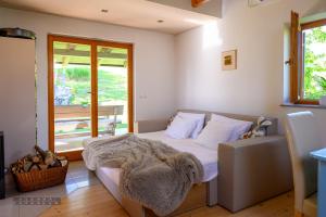 Postel nebo postele na pokoji v ubytování Vineyard Cottage Klemencic + 32 fotografií