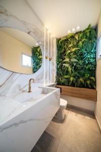 a bathroom with a fish mural on the wall at Edifício Solar do Atlântico Beira Mar de Bombas in Bombinhas