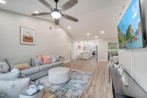 un soggiorno con un divano e un ventilatore a soffitto di Entire House with Hot Tub Close to Orlando Disney and Beach a Deltona