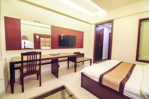 Hotel Abhinandan的电视和/或娱乐中心