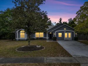 una casa con un albero nel cortile anteriore di Entire House with Hot Tub Close to Orlando Disney and Beach a Deltona