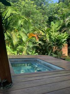 Cottage Ô Cœur de Bel Hâlé في سانت-روز: مسبح صغير على سطح خشبي