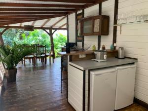 Cottage Ô Cœur de Bel Hâlé في سانت-روز: مطبخ خارجي مع كونتر وطاولة