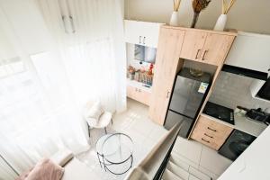 una vista aérea de una cocina con mesa en Peaceful Fourways Loft Apartment, en Sandton