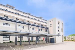 una vista exterior de un edificio blanco en Peaceful Fourways Loft Apartment, en Sandton