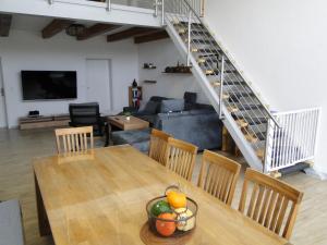 a living room with a table with a bowl of fruit at Ferienwohnung Sonnenaufgang im Ruppiner Land in Kränzlin