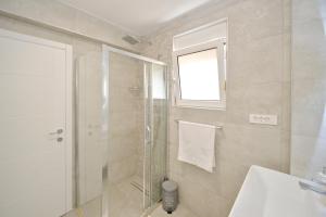 SEA VIEW apartment 2km from the Old Town of Kotor的一间浴室