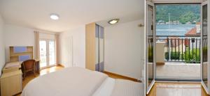 SEA VIEW apartment 2km from the Old Town of Kotor客房内的一张或多张床位