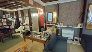 una sala de estar con una mesa y sillas en Suite Apartment San Marco 1825, en Venecia