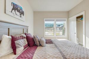Un dormitorio con una cama grande con almohadas. en 1031 Retreat, en McCall