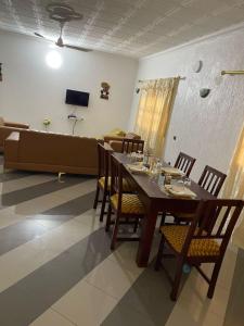 Télévision ou salle de divertissement dans l'établissement Maison moderne à Calavi - paisible et confortable