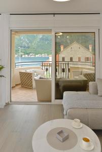 SEA VIEW apartment 2km from the Old Town of Kotor的休息区