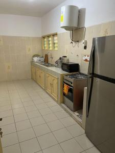 Cuisine ou kitchenette dans l'établissement Maison moderne à Calavi - paisible et confortable