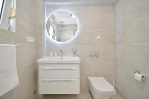 SEA VIEW apartment 2km from the Old Town of Kotor的一间浴室