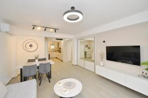 SEA VIEW apartment 2km from the Old Town of Kotor的电视和/或娱乐中心
