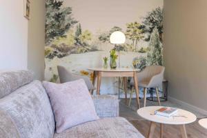 una sala de estar con un sofá y una mesa en Herzlichstharz - Klein und Fein, en Bad Lauterberg