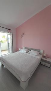 Postel nebo postele na pokoji v ubytování Apartments Anka Pag