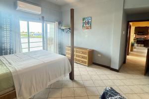1 dormitorio con 1 cama, vestidor y balcón en Suite F203 @ Mara Laguna, en San Pedro 17 fotos más