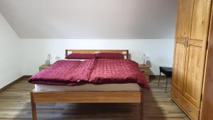 een slaapkamer met een bed met een paars dekbed bij Vila Cosovic in Citići +18 foto's