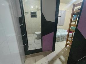 ein Badezimmer mit Spiegel und Toilette in einem Zimmer in der Unterkunft Residencial Romulo Casa in Manaus