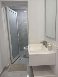 Ένα μπάνιο στο استديو مؤثث بدخول ذاتي