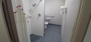 Bagno di Red Roof Inn & Suites Euless - DFW Airport Southwest
