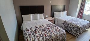 Letto o letti in una camera di Red Roof Inn & Suites Euless - DFW Airport Southwest