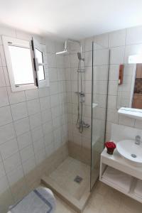 Ванная комната в CAMPING POROS BEACH +23 фотографии