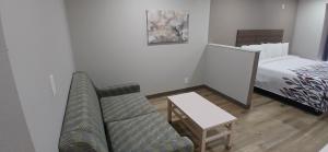 Letto o letti in una camera di Red Roof Inn & Suites Euless - DFW Airport Southwest