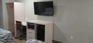 TV o dispositivi per l'intrattenimento presso Red Roof Inn & Suites Euless - DFW Airport Southwest