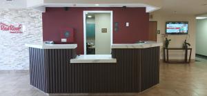 una hall con bancone reception in un edificio di Red Roof Inn & Suites Euless - DFW Airport Southwest a Euless