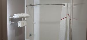Bagno di Red Roof Inn & Suites Euless - DFW Airport Southwest