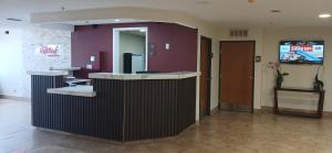 TV o dispositivi per l'intrattenimento presso Red Roof Inn & Suites Euless - DFW Airport Southwest