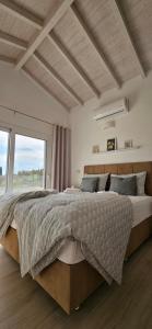 En eller flere senge i et værelse på Arillas Peacefull Bungalows