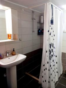 Koupelna v ubytování Seaside retreat with garden view