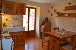 Bilde i galleriet til Val Maira - Alpine apartment with a view i Macra