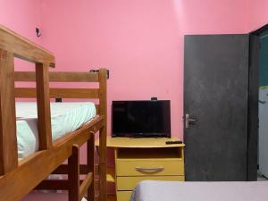 ein Schlafzimmer mit Schreibtisch, Computer und Etagenbett in der Unterkunft Residencial Romulo Casa in Manaus + 1 Foto