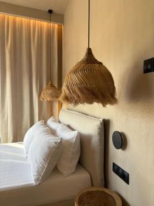 une chambre avec un lit avec des oreillers et une fenêtre dans l'établissement Yannos 1930, à Nea Iraklitsa