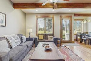 Гостиная зона в Mountain Golf Retreat