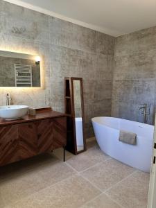 Ένα μπάνιο στο 4 bedroom villa, private pool and garden