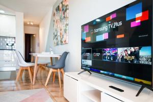 salon z dużym telewizorem z płaskim ekranem w obiekcie Serena Solvista - Los Cristianos w mieście Los Cristianos