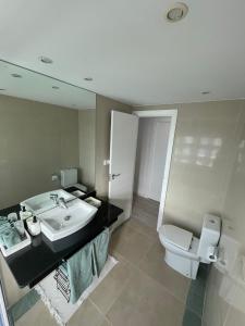Łazienka w obiekcie Apartamento Superior Alay en Puerto Marina playa