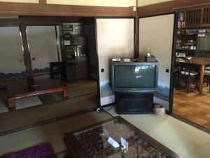 TV a/nebo společenská místnost v ubytování Wafu Guesthouse Kashiwaya