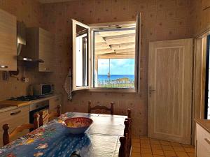 Kuchyňa alebo kuchynka v ubytovaní Sole Mare - Casa Vacanze Chiavarello + 12 fotografií