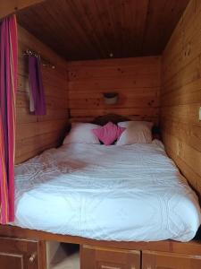 Postel nebo postele na pokoji v ubytování La roulotte de la tribu deschpouss + 8 fotografií