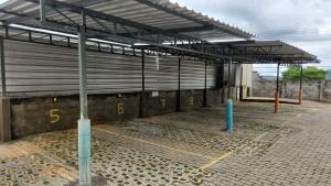 una stazione ferroviaria vuota con un edificio metallico di Studio 101, a 3 km da UFV vaga gratis a Viçosa