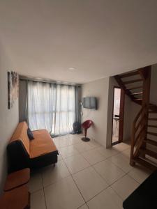 sala de estar con cama y escalera en Apartamento na Orla da Praia Grande para até 6 pessoas - Arraial do Cabo, en Arraial do Cabo