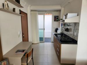una cucina con un lavello e un piano di lavoro di Studio 101, a 3 km da UFV vaga gratis a Viçosa